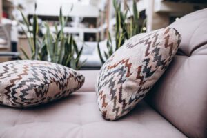 Kaip išsirinkti baldinius audinius, kad namai taptų išskirtinai jaukūs Baldiniai audiniai jaukiame namų interjere