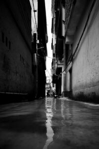 Kaip pasiruošti audroms: išvengti stichijos padarytos žalos savo namuose Užlietas rūsys po audros su sugadintu turtu ir kilimais.