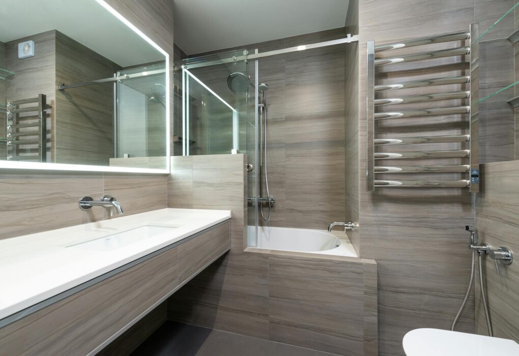 Šiuolaikinis gyvatukas vonios kambaryje su rankšluosčiais, kurie greitai džiūsta